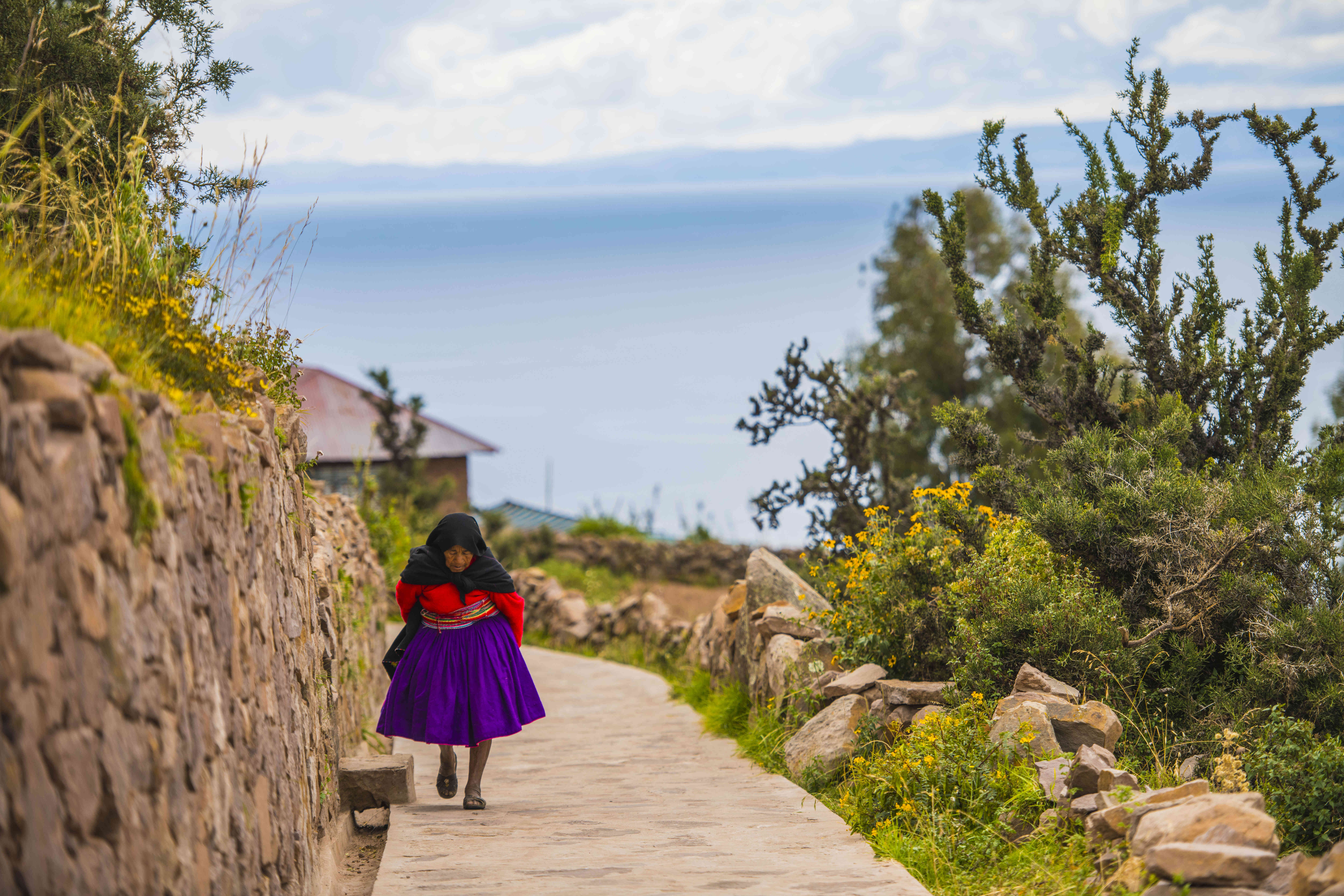 Taquile señora lago titicaca puno perú